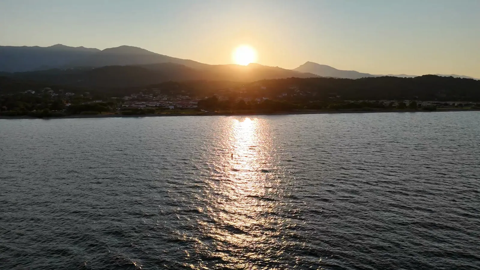 Coucher de soleil sur l’eau en Corse
