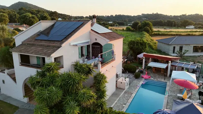 La maison et la piscine au coucher du soleil, vues du ciel