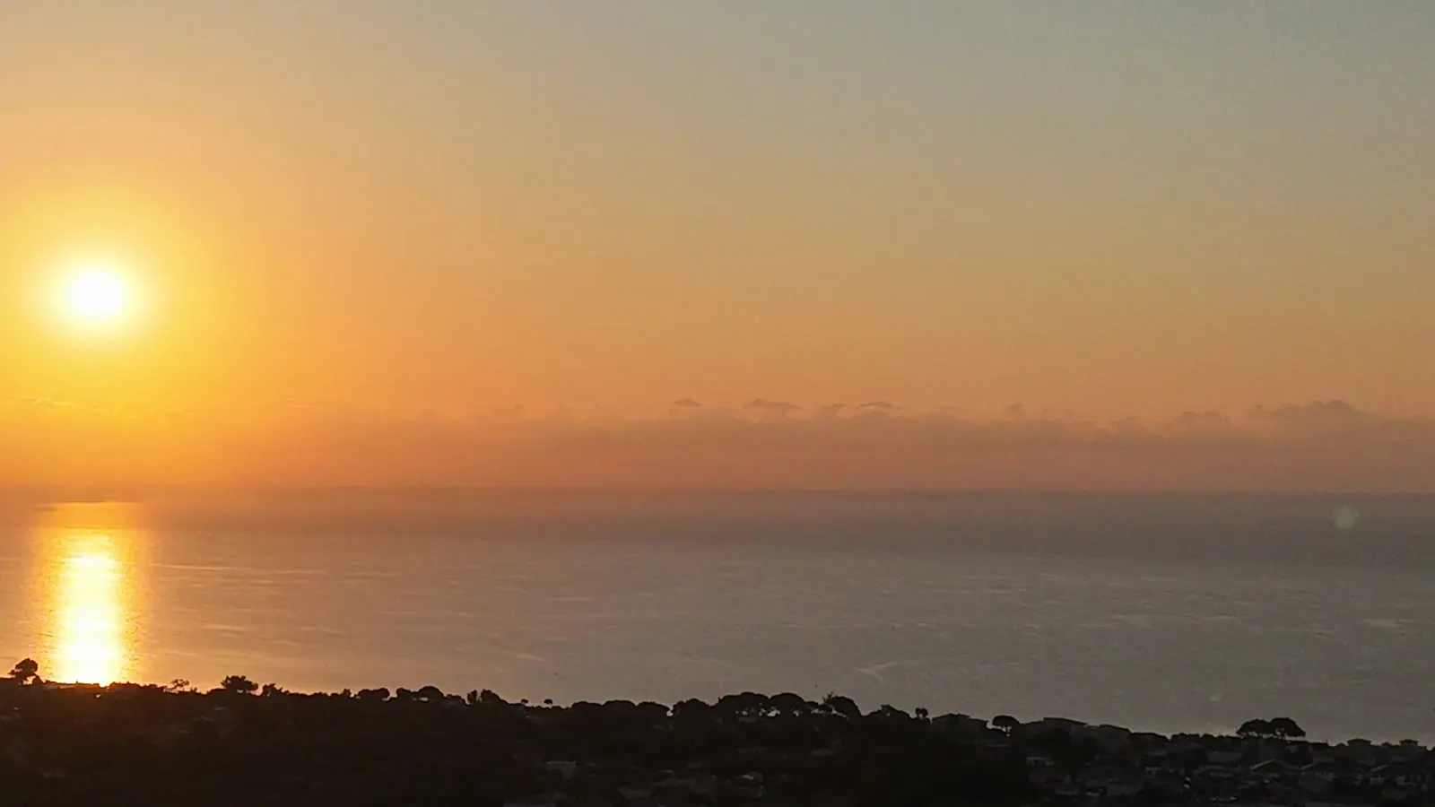 Le soleil se lève sur la Méditerranée, vu du ciel au-dessus de la Costa Verde