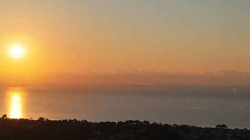 Le soleil sort de la Méditerranée