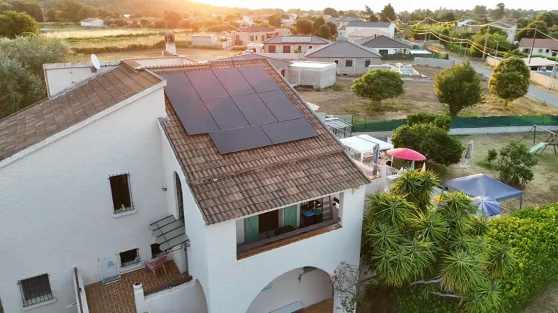La maison au soir, panneaux solaires sur le toit