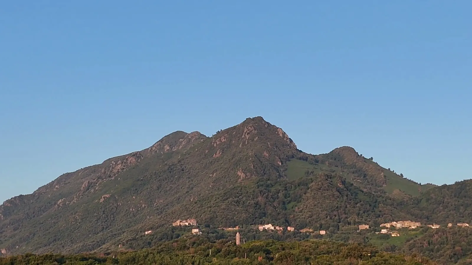 La montagne corse au-dessus de la Costa Verde