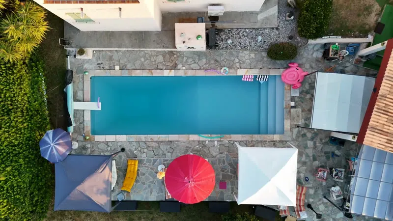 La piscine et sa bouée flamant rose
