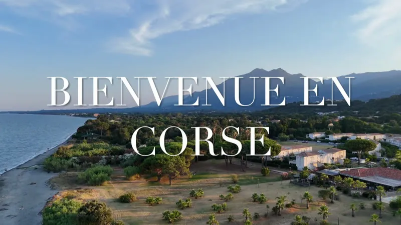 « Bienvenue en Corse » — la côte vue du ciel
